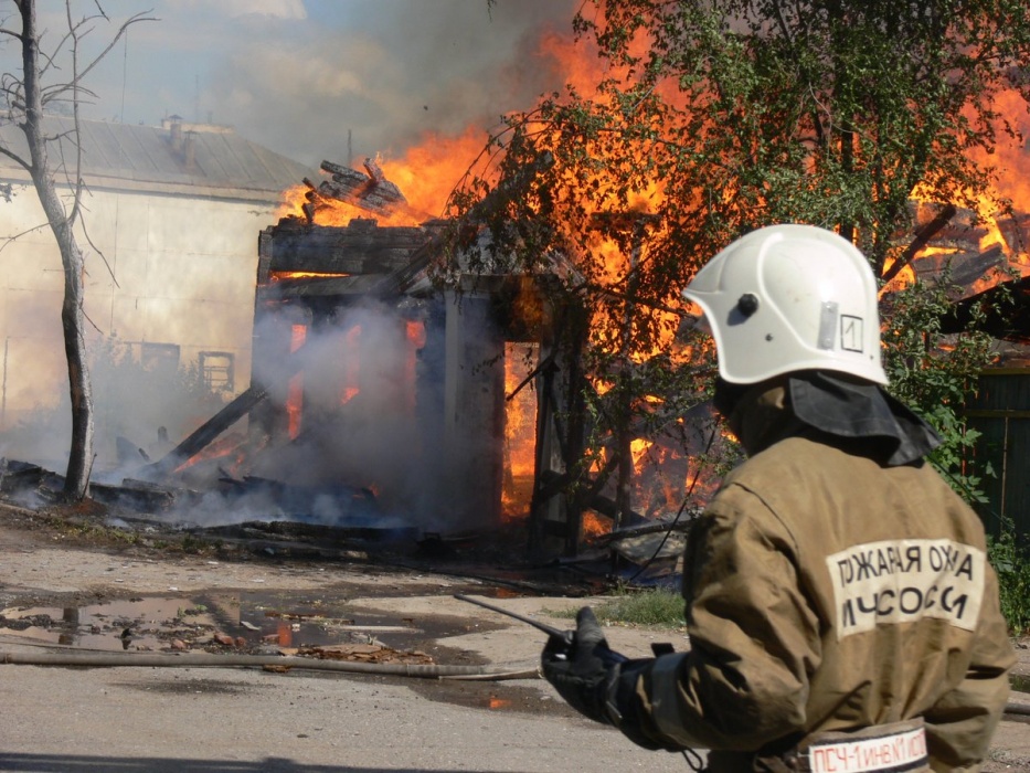 На Трусово произошёл сильный пожар из-за сигареты