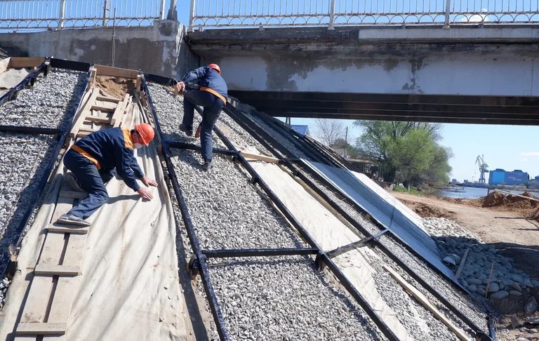 Астраханский мост ремонтируют и приводят в порядок