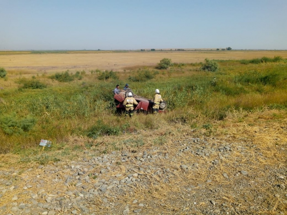 Под Астраханью машина улетела в кювет. Трое пострадавших