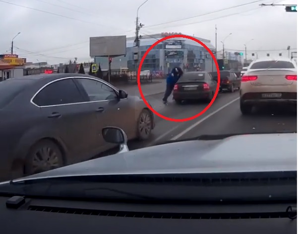 90-е возвращаются: в Астрахани водители устроили драку посреди проезжей части