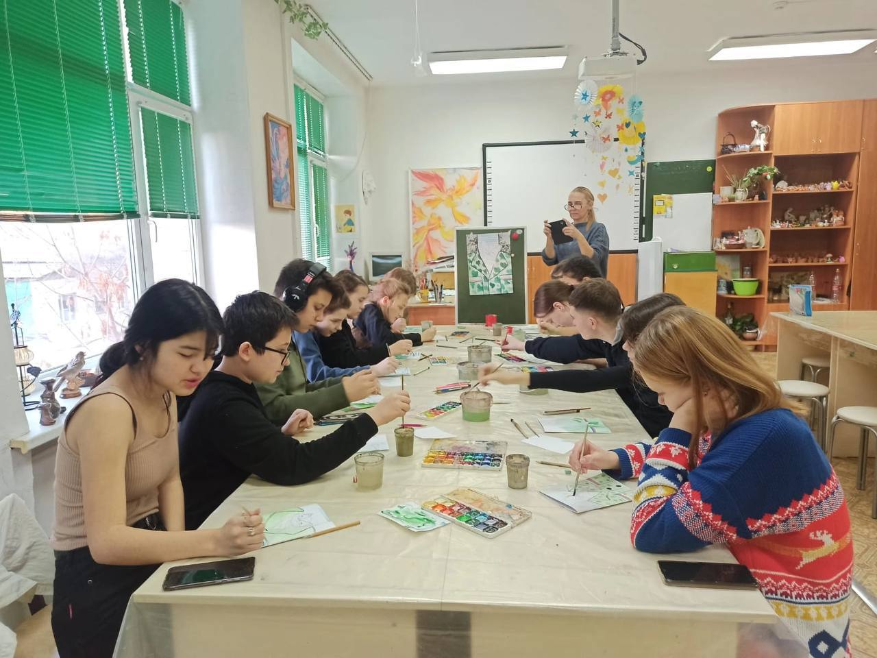 Юные астраханцы отправляют бойцам на передовую новогодние открытки