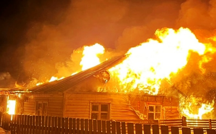 На правобережье Астрахани в пожаре погибла женщина