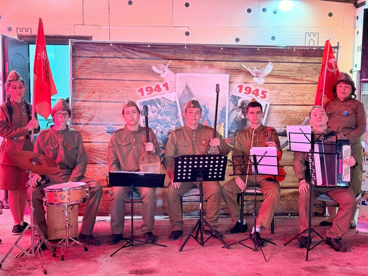 Артисты центра им. Курмангазы отправились по Астраханской области поздравлять ветеранов