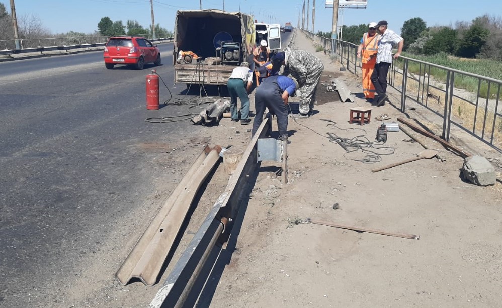 На Новом мосту в Астрахани починили ограждение, снесенное грузовиком