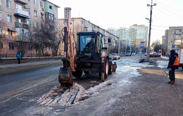 В Астрахани коммунальные службы устраняют наледь на улицах, возникшей из-за водопроводных аварий