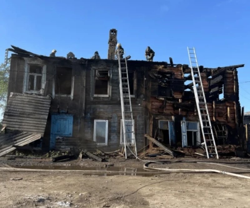 Пожар по повышенному рангу ликвидируют в Астрахани