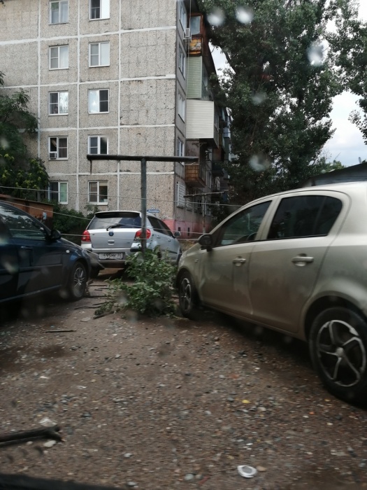 В Астрахани на машины упали оборванные провода