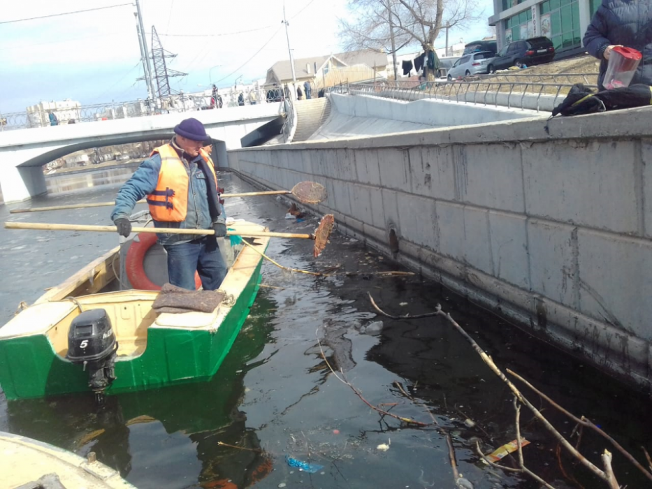 В Астрахани от мусора очищают каналы