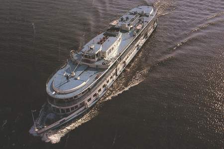 ГРОМ ГРЯНУЛ – МУЖИК ПЕРЕКРЕСТИЛСЯ. В Саратове туристов высадили с судна