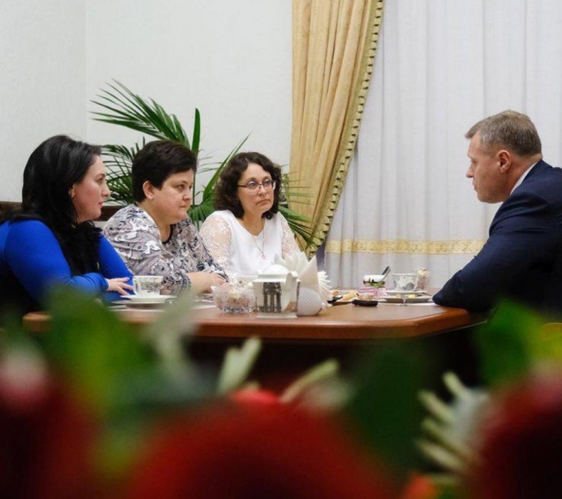 Губернатор Игорь Бабушкин выпил чаю с Аленой Губановой, Марией Пермяковой и Натальей Бутузовой