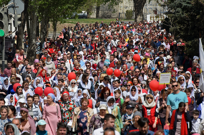 Пасхальный Крестный ход в Астрахани: эксклюзивные кадры