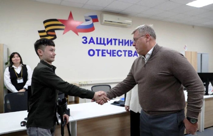 В Астраханской области первый адаптированный автомобиль передали ветерану СВО