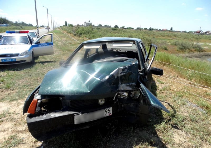 На астраханской трассе «девятка» протаранила ЛЭП: столб упал