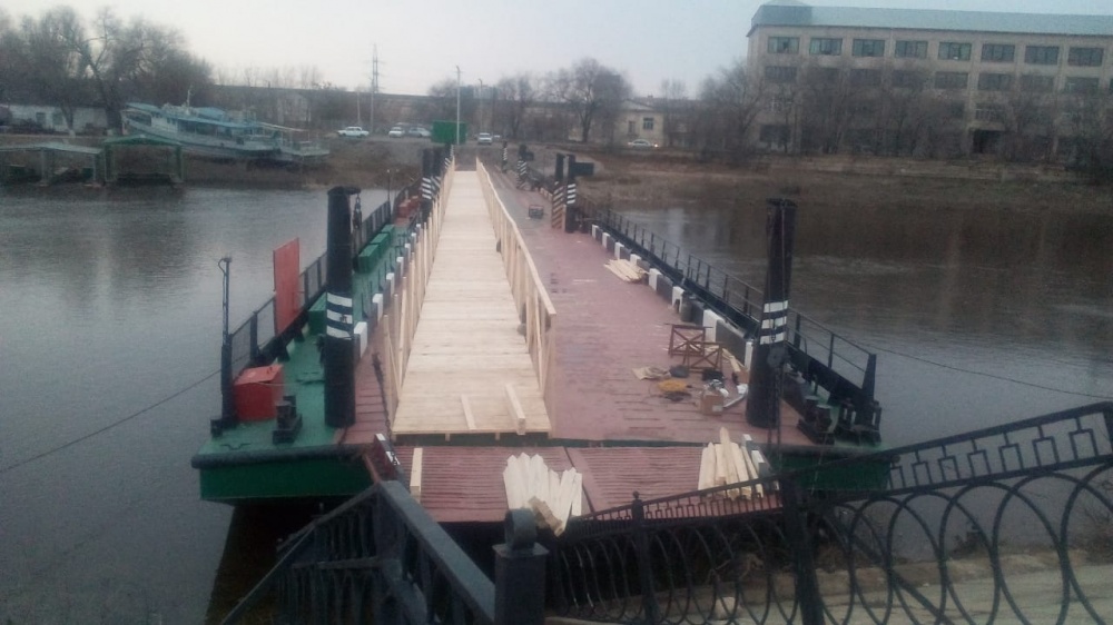 В Астрахани на понтонном мосту установили пешеходный помост