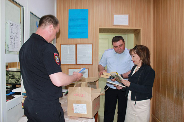 В Астрахани задержанным полицией и арестованным есть что почитать на досуге