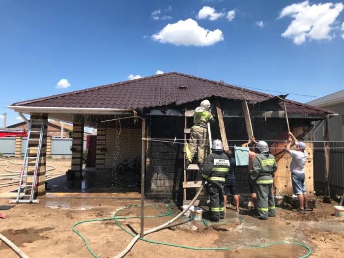 В Камызяке сгорел жилой дом