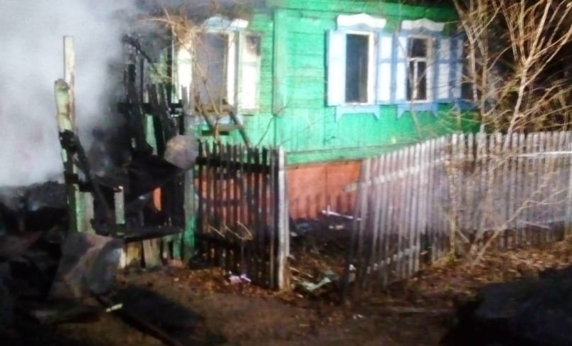 На пожаре в Астрахани сильно пострадал молодой парень