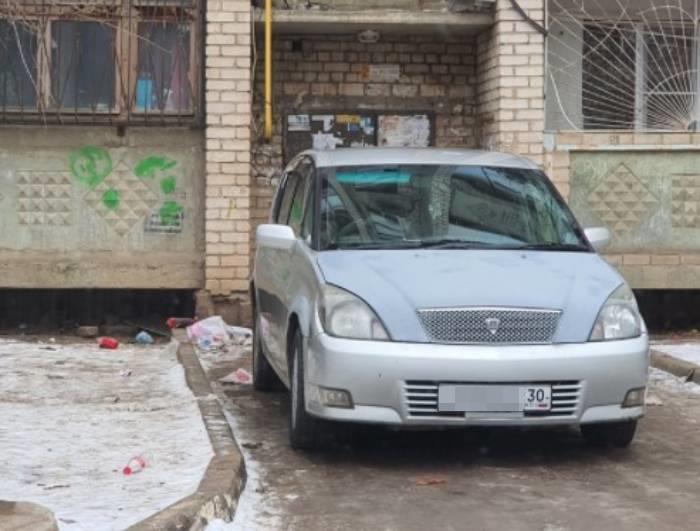 В Астрахани водитель иномарки заблокировал проезд скорой к подъезду