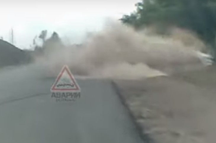 В сети появилось пыльное видео серьезной аварии на астраханской трассе