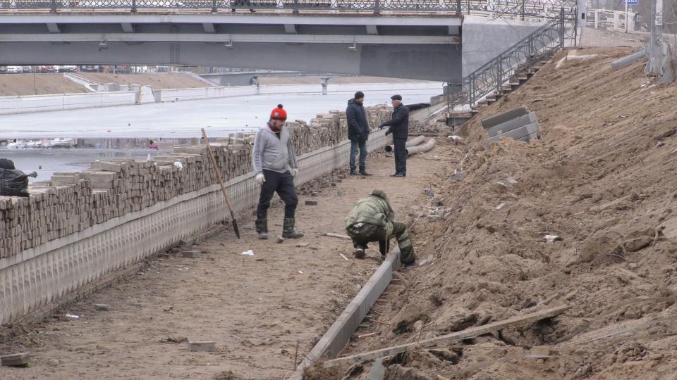 Тротуарную плитку на Набережной 1 Мая восстановят через несколько дней