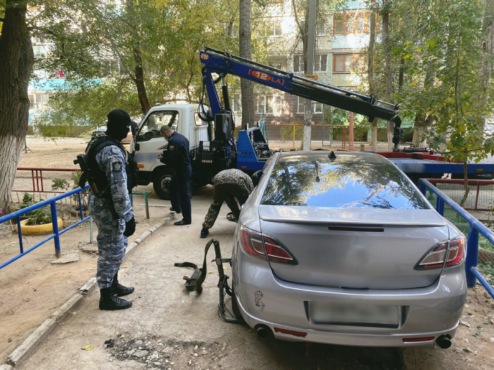 Астраханец не хотел платить алименты и спрятал от приставов свой автомобиль