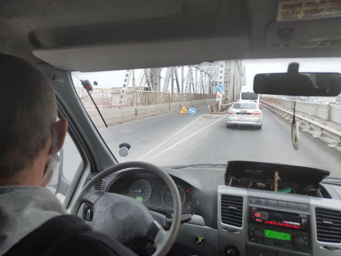 На Старом мосту из-за ремонтных работ движение осуществляется только по одной полосе