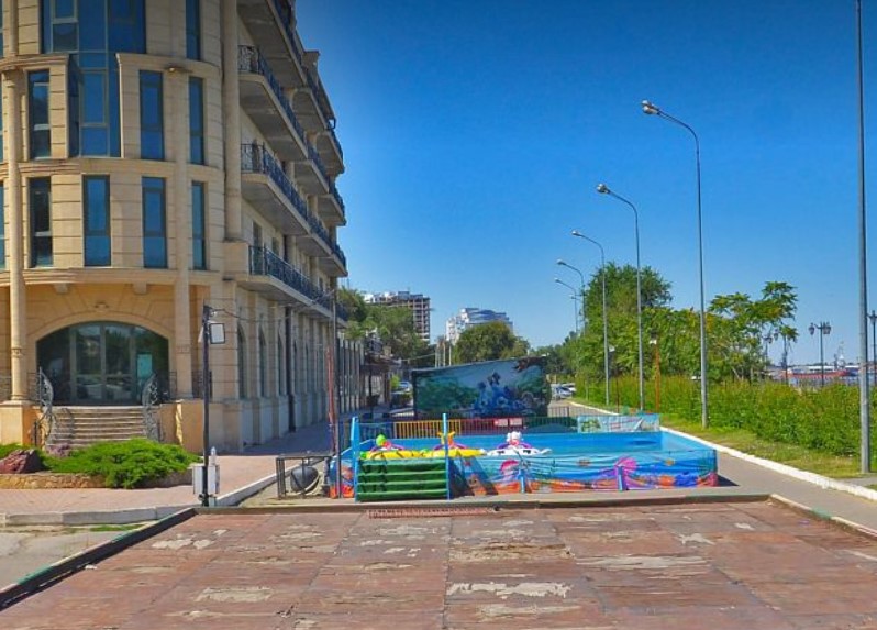 На Петровской набережной в Астрахани снесут незаконные аттракционы