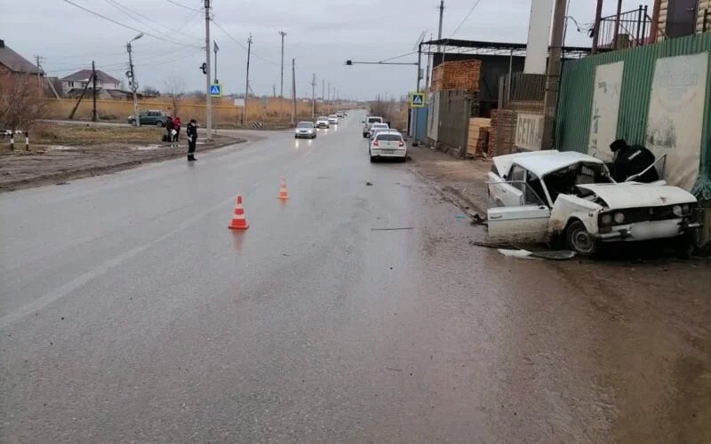 В Астрахани водитель шестёрки врезался в магазин и погиб