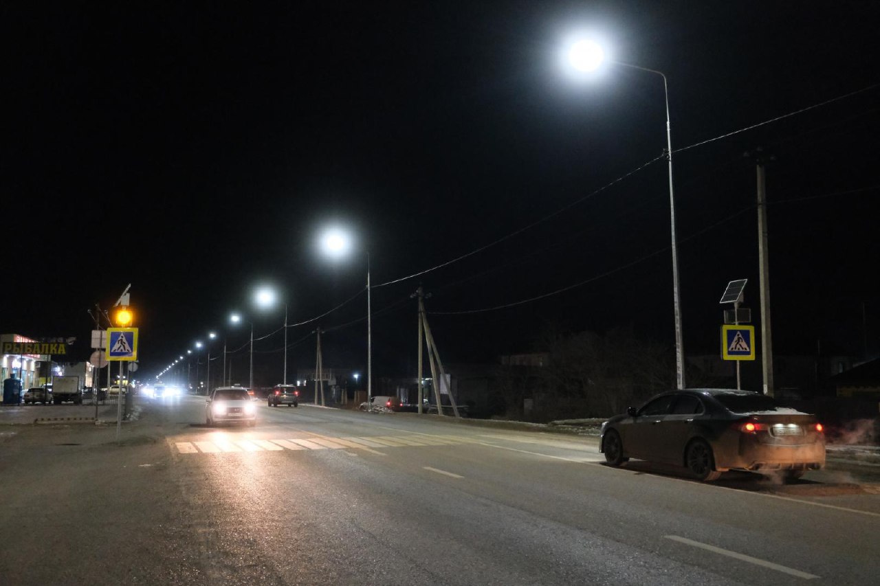 На аварийно опасной улице Астрахани заработало освещение