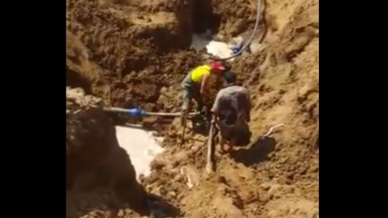 В Астраханской области засняли, как глава села чинит водопровод. Сам