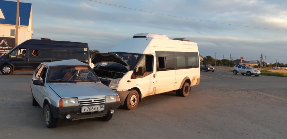 В Астраханской области маршрутка с пассажирами попала в ДТП, есть пострадавшие. ВИДЕО