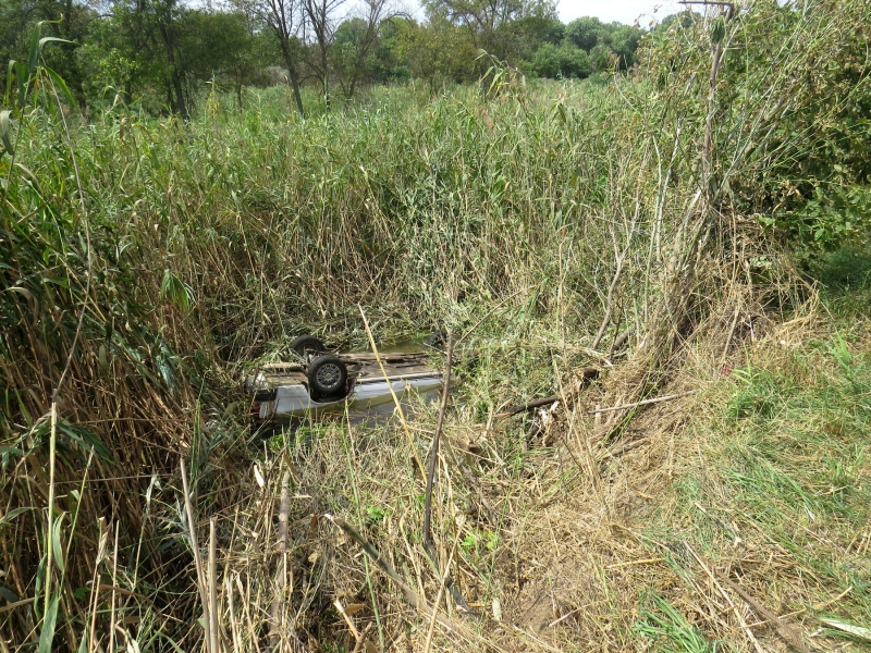 Под Астраханью обнаружили утонувший автомобиль с двумя трупами 