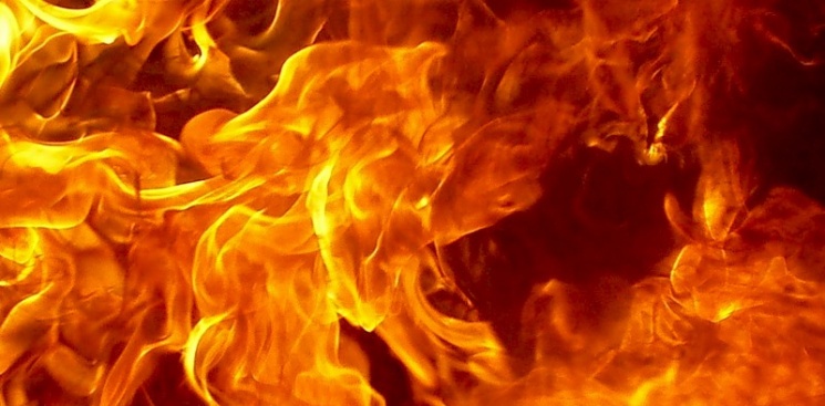 В Астрахани сгорели автомобиль и заброшенный дом