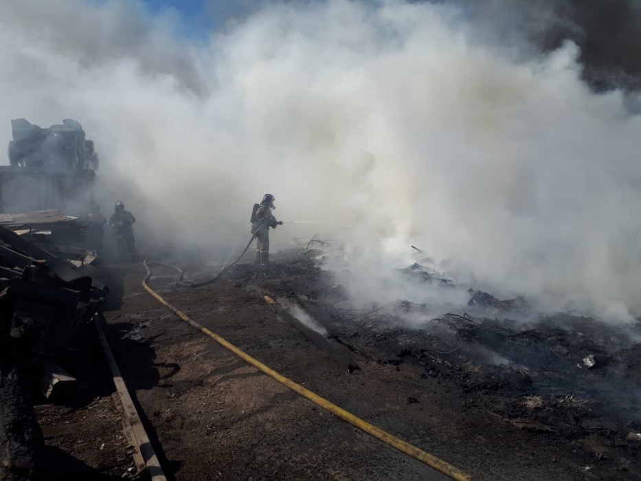 Число сгоревших на пожаре в Астрахани транспортных средств выросло в два раза: кадры тушения