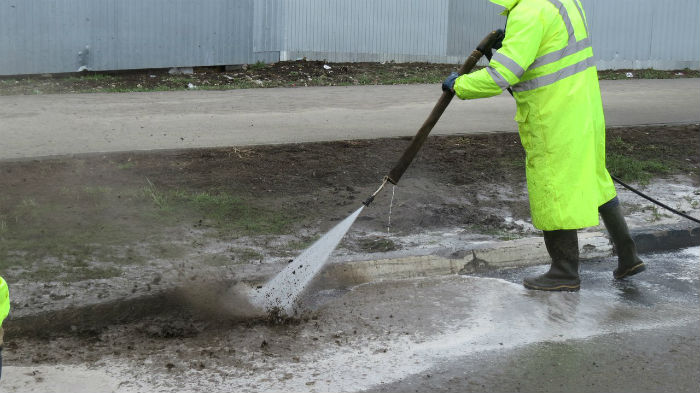В Астрахани отмывают дорожки в парках и скверах