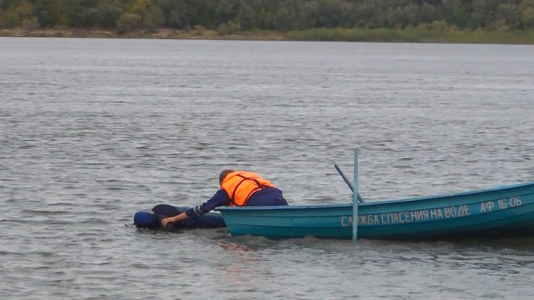 В Астрахани из воды подняли тело женщины