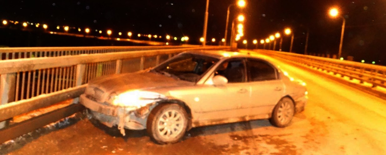 В Астрахани иномарка врезалась в маршрутку: пострадали шесть пассажиров