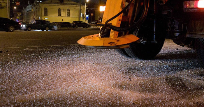 Сегодня ночью астраханские коммунальщики будут избавляться от гололёда