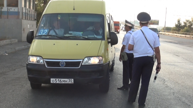 В Астрахани полицейские проверяют маршрутки