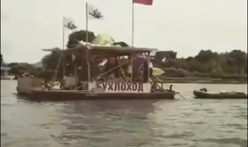 По астраханской реке путешествует "Бухлоход"