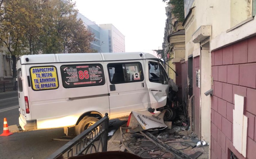 В центре Астрахани водитель маршрутки уснул за рулем и врезался в здание