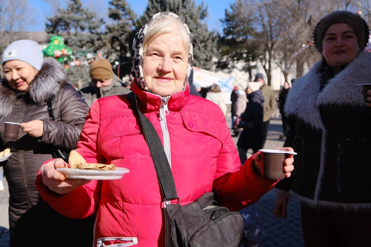 Более шести тысяч астраханцев пришли на площадь проводить зиму 
