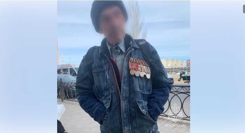 Астраханский спасатель помог 94-летнему ветерану труда с потерей памяти вернуться к семье  