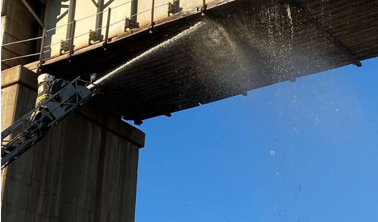 Приволжская ж/д прокомментировала пожар на Старом мосту в Астрахани