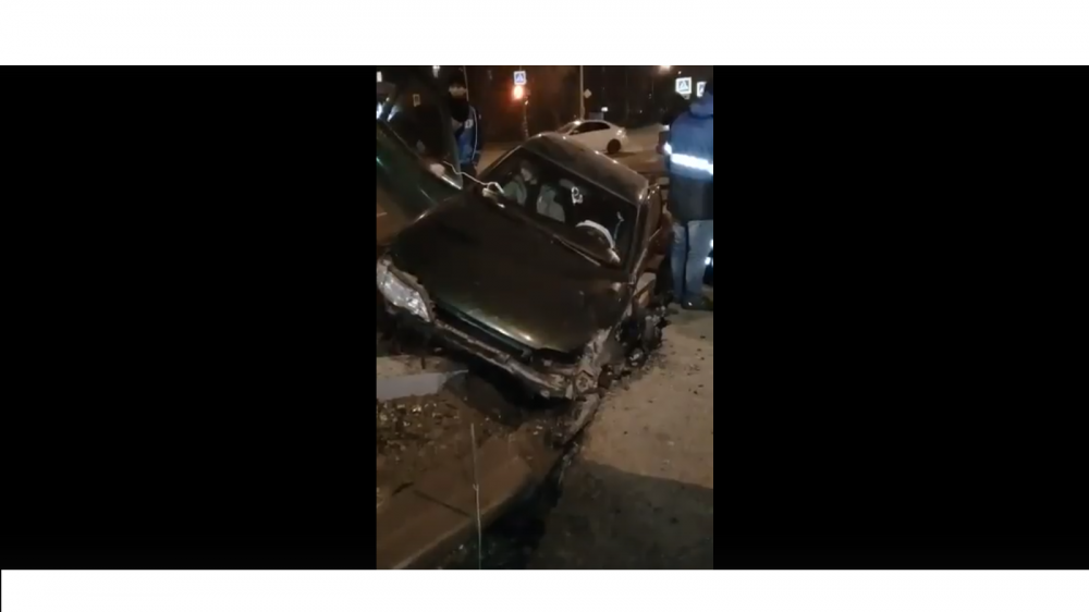 В Астрахани иномарка улетела в огромную дорожную яму