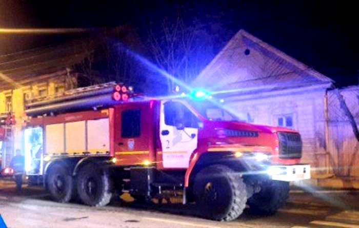 Вчера в Астрахани двое мужчин пострадали в долго пылавшем жилом доме