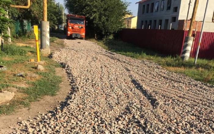 Три тысячи тонн щебенки ушло на подсыпку грунтовых дорог в Астрахани