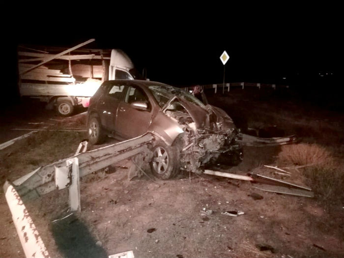 Под Астраханью «Кашкай» врезался в грузовик и протаранил леерное ограждение