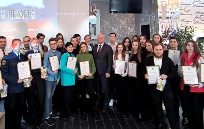 Глава Астрахани Олег Полумордвинов поздравил местных волонтеров с праздником