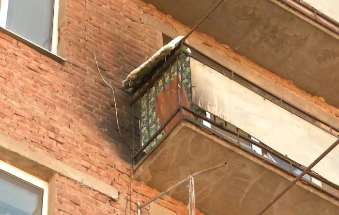 Астраханская семья мирно спала, когда загорелся балкон – видео спасения